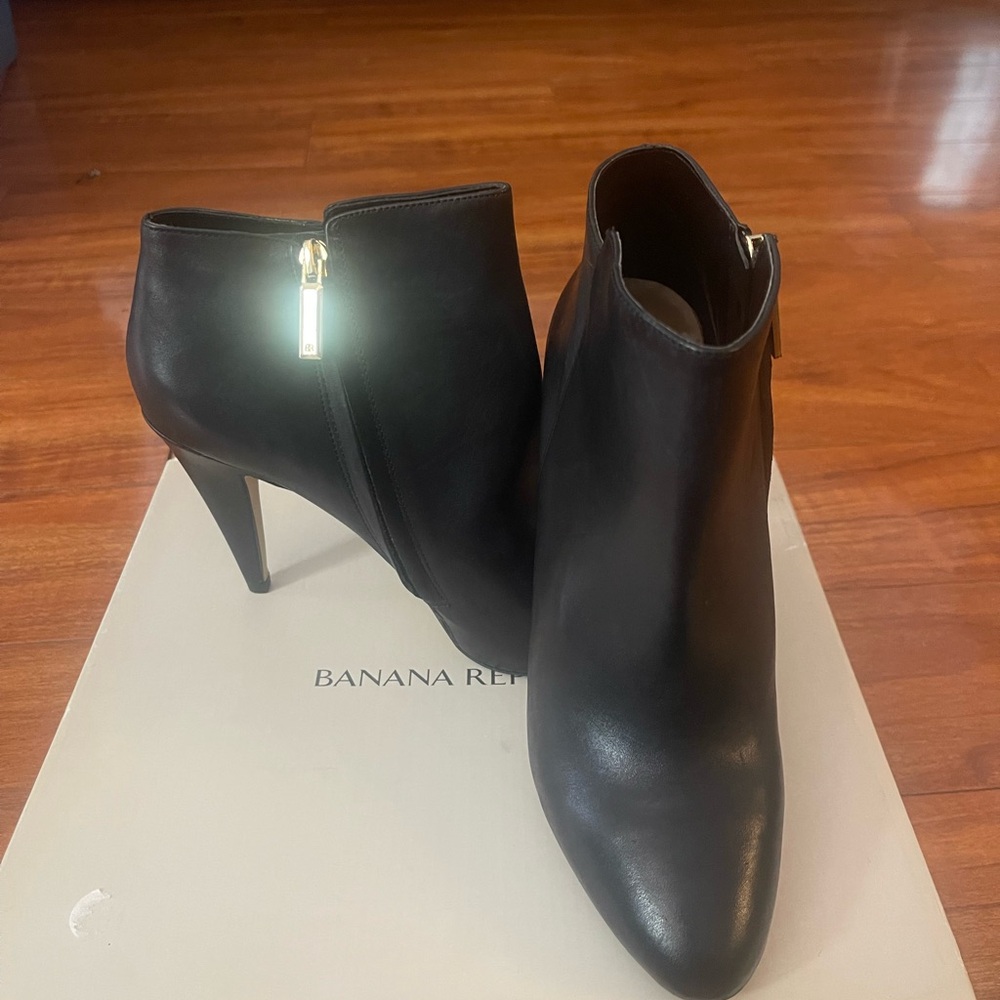 Banana Republic Black Ankle Booties with Stiletto Heel Size 8.5 Brand New